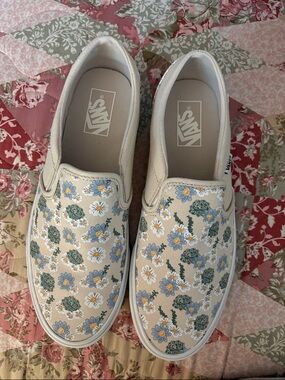 Vans Floral/daisy Slip-On Sneakers W-Size 11 (no box. Worn once! Orginally 65$)